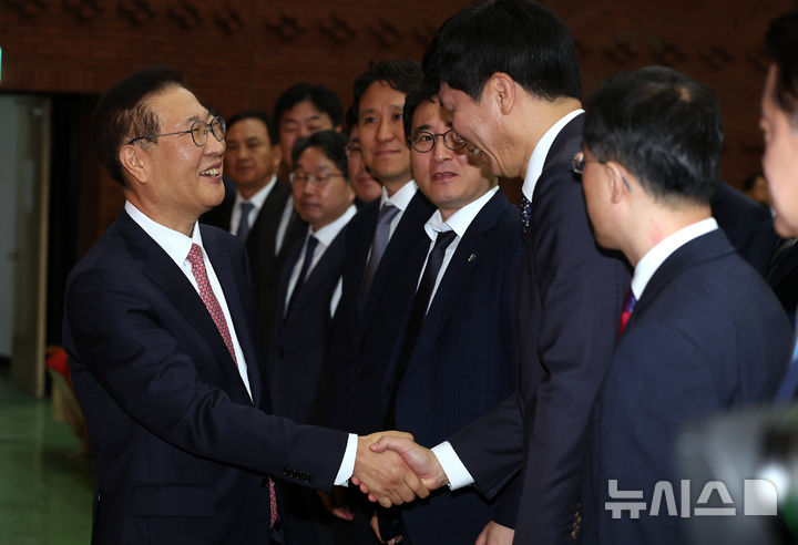 [과천=뉴시스] 이영환 기자 = 박성재 법무부 장관이 5일 오전 경기 과천시 법무부에서 이임식을 마친 후 권순정 수원고검 검사장과 인사를 나누고 있다. 2025.06.05. 20hwan@newsis.com
