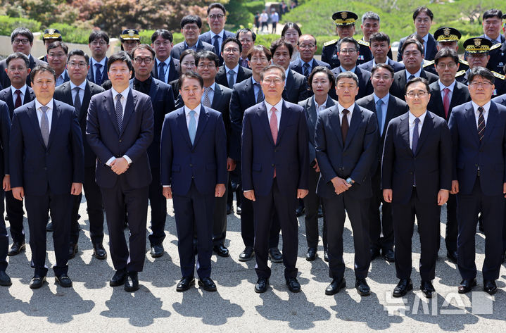 [과천=뉴시스] 이영환 기자 = 박성재(앞줄 가운데) 법무부 장관이 5일 오전 경기 과천시 법무부에서 이임식을 마친 후 참석자들과 기념촬영을 하고 있다. 2025.06.05. 20hwan@newsis.com