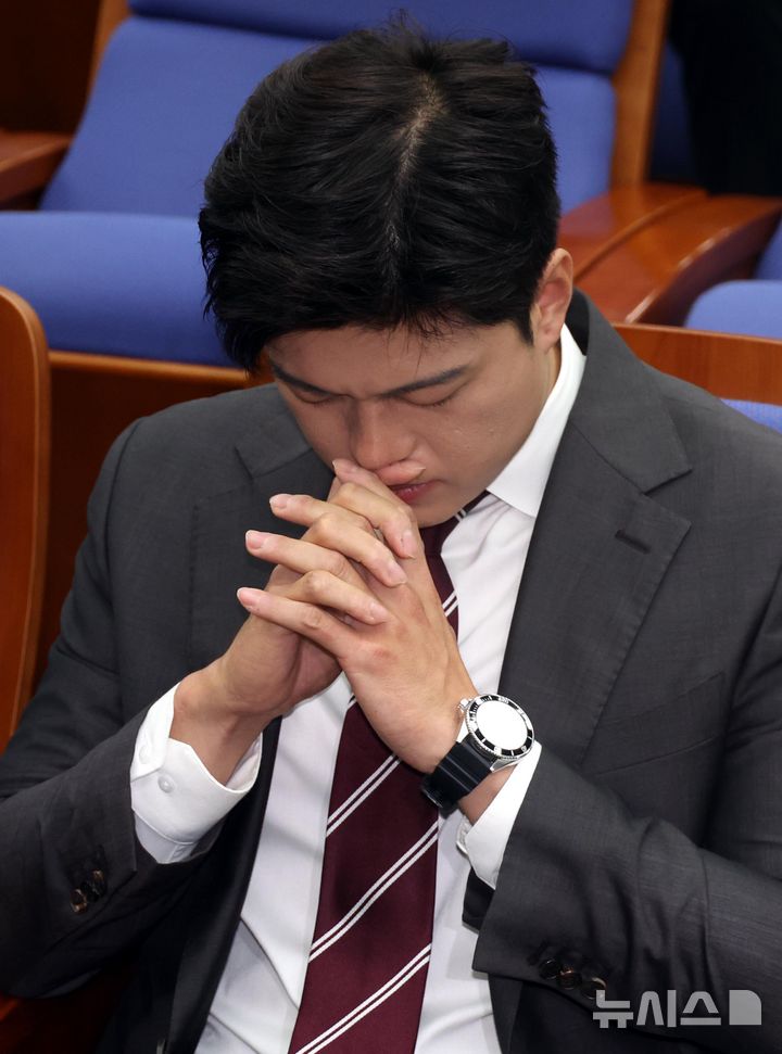 [서울=뉴시스] 조성봉 기자= 김용태 국민의힘 비상대책위원장이 5일 오전 서울 여의도 국회에서 열린 의원총회에서 잠시 생각에 잠겨있다. 2025.06.05. suncho21@newsis.com