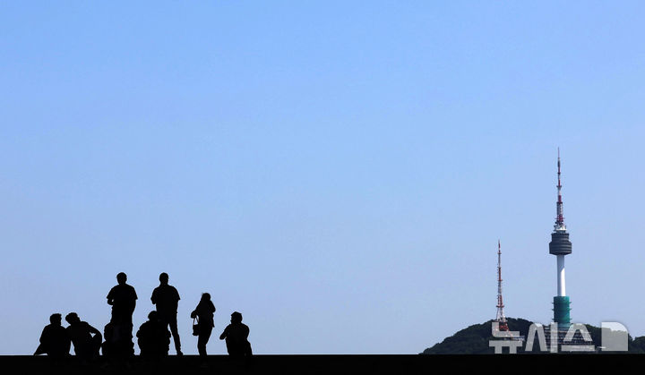 [서울=뉴시스] 화요일인 29일은 전국이 오전부터 차차 맑아지겠고, 내륙을 중심으로 낮과 밤의 기온차가 큰 곳이 많겠다. 사진은 지난해 6월 5일 맑은 날씨의 서울 모습.. photo@newsis.com