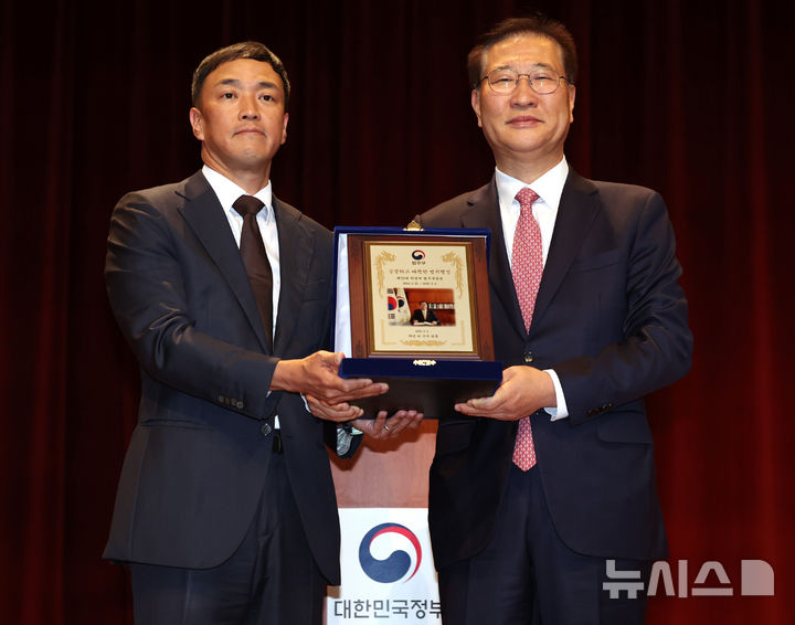 [과천=뉴시스] 이영환 기자 = 박성재(오른쪽) 법무부 장관이 5일 오전 경기 과천시 법무부에서 열린 이임식에서 변필건 기조실장에게 감사패를 받고 있다. 2025.06.05. 20hwan@newsis.com