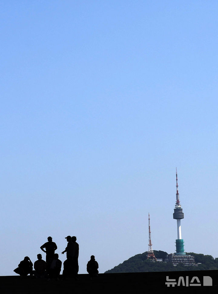 [서울=뉴시스] 추상철 기자 = 맑은 날씨를 보인 5일 오전 서울 용산구 국립중앙박물관에서 시민들과 외국인 관광객이 파란 하늘 아래 휴식을 취하고 있다. 2025.06.05. scchoo@newsis.com