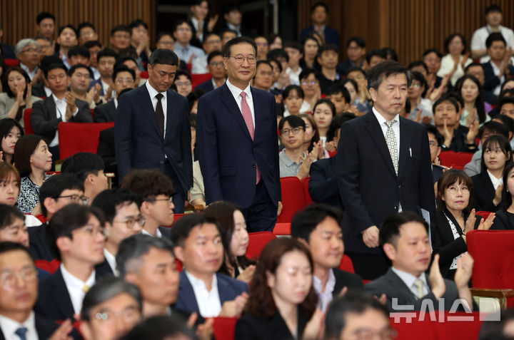 [과천=뉴시스] 이영환 기자 = 박성재 법무부 장관이 5일 오전 경기 과천시 법무부에서 열린 이임식에 참석하고 있다. 2025.06.05. 20hwan@newsis.com