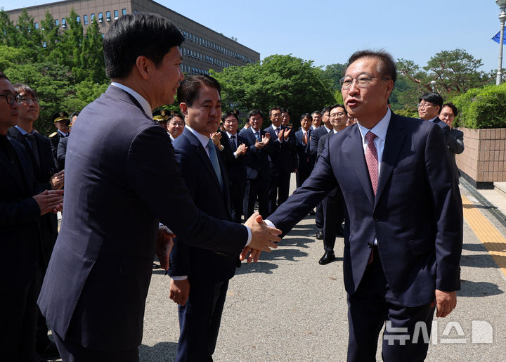 [과천=뉴시스] 이영환 기자 = 박성재 법무부 장관이 5일 오전 경기 과천시 법무부에서 진행된 이임식을 마친 후 권순정 수원고검 검사장과 인사를 나누고 있다. 가운데는 신자용 법무연수원장. 2025.06.05. 20hwan@newsis.com