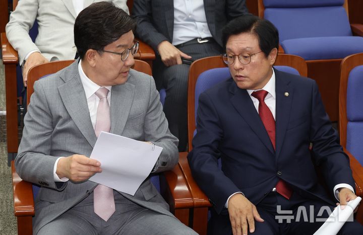 [서울=뉴시스] 조성봉 기자= 권성동 국민의힘 원내대표가 5일 오전 서울 여의도 국회에서 열린 의원총회에서 박형수(오른쪽) 원내수석부대표와 대화하고 있다. 2025.06.05. suncho21@newsis.com