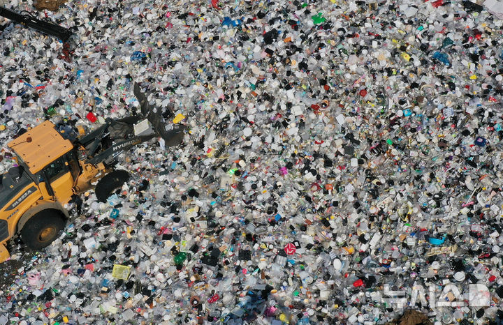 [수원=뉴시스] 김종택 기자 = 세계 환경의 날인 5일 경기 수원시 영통구 수원시자원순환센터에 각 가정에서 쏟아져 나온 플라스틱 폐기물이 가득 쌓여 있다. 2025.06.05. jtk@newsis.com