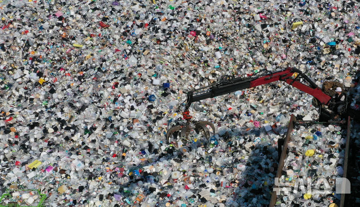 [수원=뉴시스] 김종택 기자 = 세계 환경의 날인 5일 경기 수원시 영통구 수원시자원순환센터에 각 가정에서 쏟아져 나온 플라스틱 폐기물이 가득 쌓여 있다. 2025.06.05. jtk@newsis.com