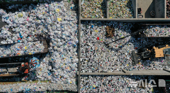 [수원=뉴시스] 김종택 기자 = 세계 환경의 날인 5일 경기 수원시 영통구 수원시자원순환센터에 각 가정에서 쏟아져 나온 플라스틱 폐기물 등이 가득 쌓여 있다. 2025.06.05. jtk@newsis.com