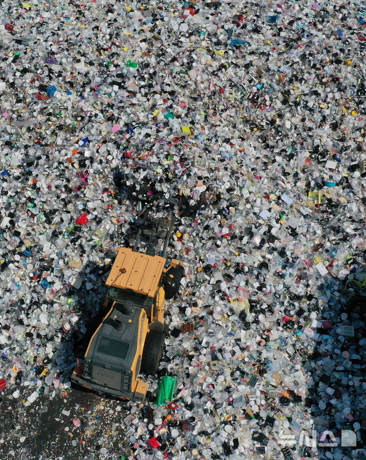 [수원=뉴시스] 김종택 기자 = 세계 환경의 날인 5일 경기 수원시 영통구 수원시자원순환센터에 각 가정에서 쏟아져 나온 플라스틱 폐기물이 가득 쌓여 있다. 2025.06.05. jtk@newsis.com