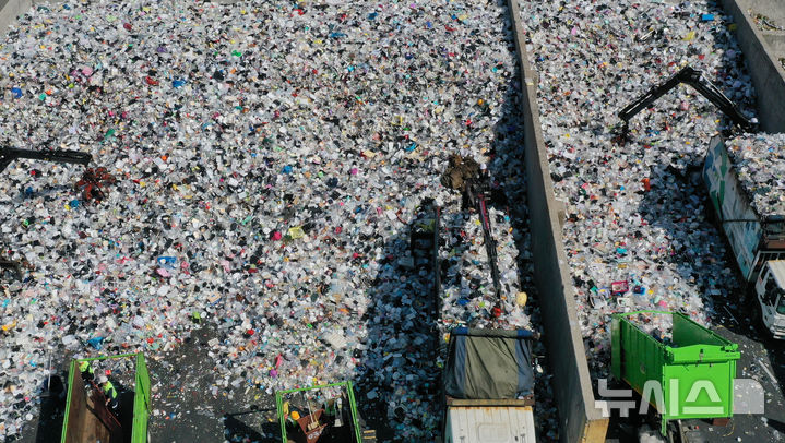 [수원=뉴시스] 김종택 기자 = 세계 환경의 날인 5일 경기 수원시 영통구 수원시자원순환센터에 각 가정에서 쏟아져 나온 플라스틱 폐기물이 가득 쌓여 있다. 2025.06.05. jtk@newsis.com