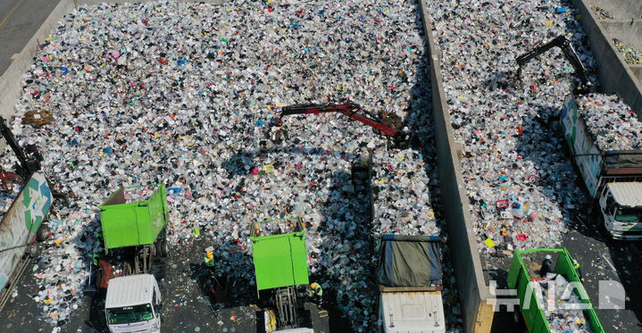 [수원=뉴시스] 김종택 기자 = 세계 환경의 날인 5일 경기 수원시 영통구 수원시자원순환센터에 각 가정에서 쏟아져 나온 플라스틱 폐기물이 가득 쌓여 있다. 2025.06.05. jtk@newsis.com