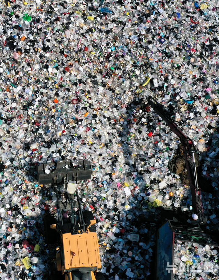 [수원=뉴시스] 김종택 기자 = 세계 환경의 날인 5일 경기 수원시 영통구 수원시자원순환센터에 각 가정에서 쏟아져 나온 플라스틱 폐기물이 가득 쌓여 있다. 2025.06.05. jtk@newsis.com