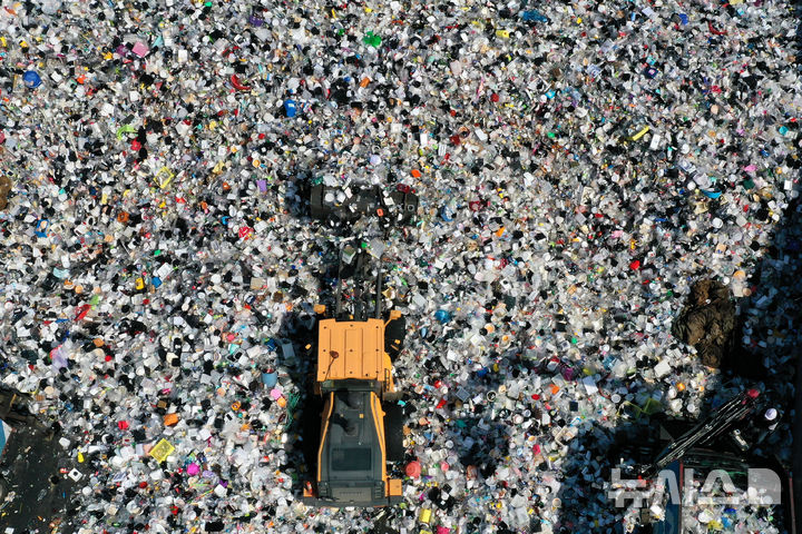 [수원=뉴시스] 김종택 기자 = 세계 환경의 날인 5일 경기 수원시 영통구 수원시자원순환센터에 각 가정에서 쏟아져 나온 플라스틱 폐기물이 가득 쌓여 있다. 2025.06.05. jtk@newsis.com