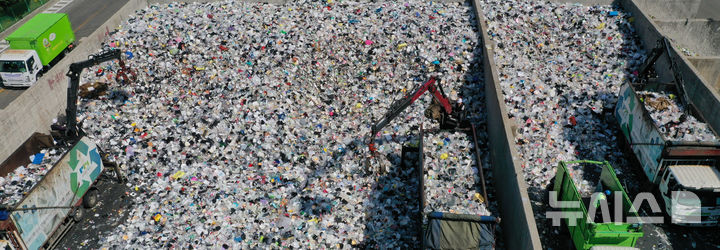 [수원=뉴시스] 김종택 기자 = 세계 환경의 날인 5일 경기 수원시 영통구 수원시자원순환센터에 각 가정에서 쏟아져 나온 플라스틱 폐기물이 가득 쌓여 있다. 2025.06.05. jtk@newsis.com