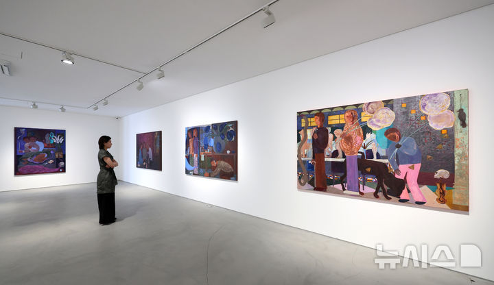 [서울=뉴시스] 박진희 기자 = 국제갤러리는 그룹전 'Next Painting: As We Are' 기자간담회를 5일 서울 종로구 국제갤러리에서 갖고 작가 고등어의 작품을 선보이고 있다. 이번 전시는 디지털 네이티브 작가 6인(고등어, 김세은, 유신애, 이은새, 전병구, 정이지)이 속도감과 몰입감을 요구하는 동시대의 이미지를 민감하게 포착하여 가장 오래된 매체인 회화의 물질성과 역사성에 대해 각기 다른 관점으로 해석한 작품을 선보인다. 2025.06.05. pak7130@newsis.com