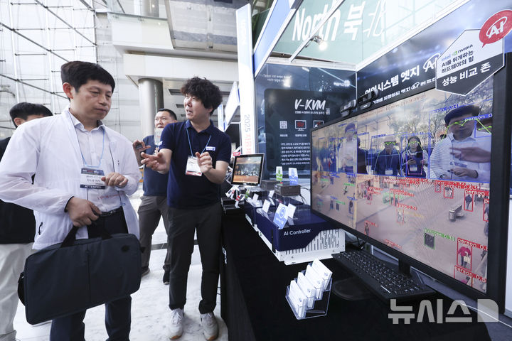 [서울=뉴시스] 김근수 기자 = 서울 강남구 코엑스에서 열린 2025 자율제조 월드에서 관람객들이 부스에서 제품을 살펴보고 있다. (기사와 직접적 관련이 없습니다.) 2025.06.05. ks@newsis.com