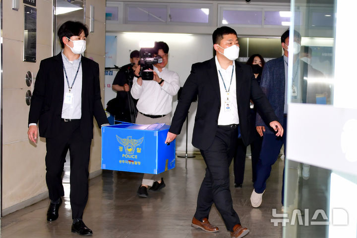 [광주=뉴시스] 류형근 기자 = 광주경찰청 반부패경제범죄수사대가 5일 오후 광주 서구 광주시청 '영산강 익사이팅 존' 실무부서를 압수수색 한 뒤 관련자료를 확보해 나오고 있다. 경찰은 '영산강 익사이팅 존' 설계작 공모과정에서 제기된 의혹에 대해 수사를 벌이고 있다. 2025.06.05. hgryu77@newsis.com