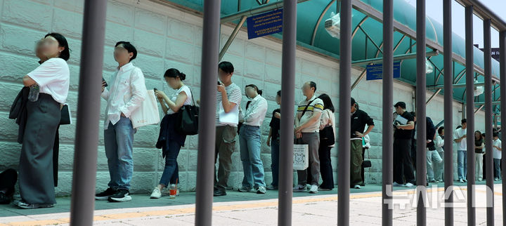 [서울=뉴시스]지난 6월 5일 오전 서울 종로구 주한 미국대사관 앞에서 시민들이 미국 비자심사를 받기 위해 길게 줄 서 있다. 2025.08.19.