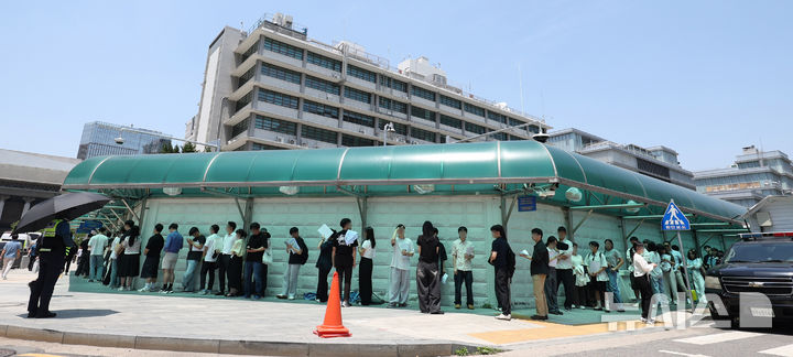 [서울=뉴시스] 추상철 기자 = 5일 오전 서울 종로구 주한 미국대사관 앞에서 시민들이 미국 비자심사를 받기 위해 길게 줄 서 있다.&nbsp; 도널드 트럼프 미국 대통령은 하버드대 유학·연수하려는 외국인에 대한 비자 발급을 전면 중단하는 내용의 행정명령에 서명 했다. 2025.06.05. scchoo@newsis.com