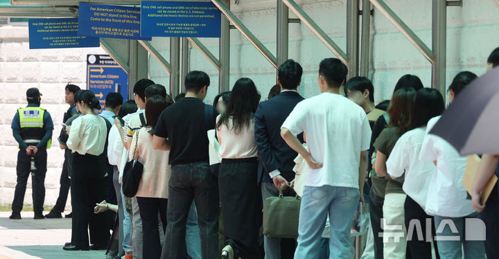 [서울=뉴시스] 추상철 기자 = 5일 오전 서울 종로구 주한 미국대사관 앞에서 시민들이 미국 비자심사를 받기 위해 길게 줄 서 있다. 2025.06.20.&nbsp; 도널드 트럼프 미국 대통령은 하버드대 유학·연수하려는 외국인에 대한 비자 발급을 전면 중단하는 내용의 행정명령에 서명 했다. 2025.06.05. scchoo@newsis.com