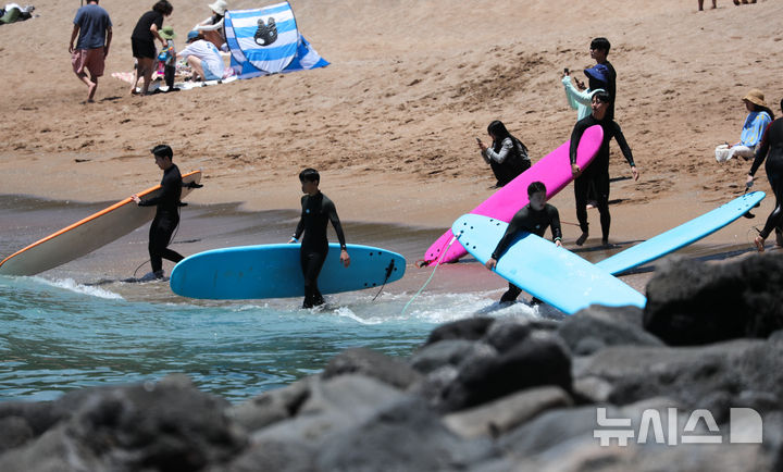 [서귀포=뉴시스] 우장호 기자 = 여름 날씨를 보인 5일 제주 서귀포시 중문색달해수욕장에서 물놀이객이 서핑을 배우며 즐거운 시간을 보내고 있다. 2025.06.05. woo1223@newsis.com