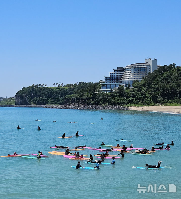 [서귀포=뉴시스] 우장호 기자 = 여름 날씨를 보인 5일 제주 서귀포시 중문색달해수욕장에서 물놀이객이 서핑을 배우며 즐거운 시간을 보내고 있다. 2025.06.05. woo1223@newsis.com