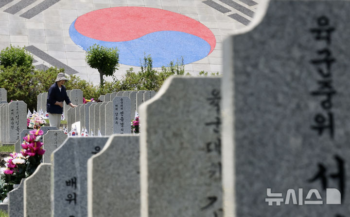 [서울=뉴시스] 김명년 기자 = 현충일을 하루 앞둔 5일 서울 동작구 국립서울현충원에서 참배객들이 묘역에 참배하고 있다. 2025.06.05. kmn@newsis.com