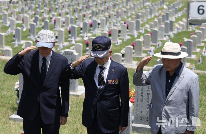 [서울=뉴시스] 김명년 기자 = 현충일을 하루 앞둔 5일 서울 동작구 국립서울현충원에서 참배객들이 묘역에 참배하고 있다. 2025.06.05. kmn@newsis.com
