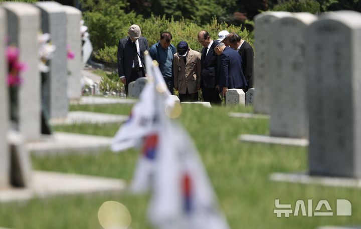 [서울=뉴시스] 김명년 기자 = 현충일을 하루 앞둔 5일 서울 동작구 국립서울현충원에서 참배객들이 묘역에 참배하고 있다. 2025.06.05. kmn@newsis.com