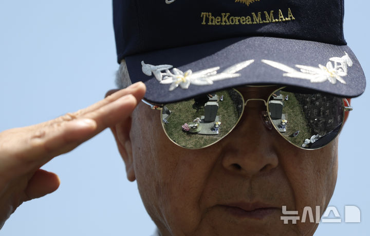 [서울=뉴시스] 김명년 기자 = 현충일을 하루 앞둔 5일 서울 동작구 국립서울현충원에서 퇴역 군인이 전우의 묘역에 경례하고 있다. 2025.06.05. kmn@newsis.com