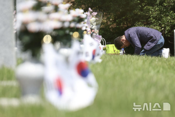 [서울=뉴시스] 김명년 기자 = 현충일을 하루 앞둔 5일 서울 동작구 국립서울현충원에서 참배객이 묘역에 참배하고 있다. 2025.06.05. kmn@newsis.com