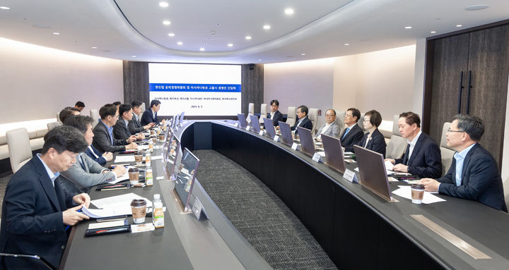 [서울=뉴시스] 5일 서울 중구 대한항공 서소문사옥에서 한진칼 윤리경영위원회 및 아시아나항공 주요계열사의 경영진이 그룹 윤리경영 통합·발전을 위한 간담회를 하고 있다. 이날 간담회에는 류경표 한진칼 부회장, 우기홍 대한항공 부회장을 포함한 한진칼 윤리경영위원회 위원 7명이 참석했다. 이와 함께 아시아나항공, 에어부산, 에어서울, 아시아나IDT, 아시아나에어포트, 아시아나세이버 등 주요계열사 경영진 6명이 참여했다. (사진=한진그룹 제공) 2025.06.05. photo@newsis.com *재판매 및 DB 금지