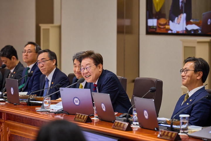 [서울=뉴시스] 이재명 대통령이 5일 서울 용산구 대통령실 청사에서 김밥을 먹으며 국무회의를 주재하고 있다. (사진=대통령실 제공) 2025.06.05. photo@newsis.com *재판매 및 DB 금지