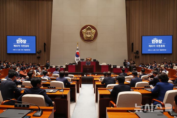 [서울=뉴시스] 조성봉 기자 = 박찬대 더불어민주당 당대표 직무대행 겸 원내대표가 지난 5일 오후 서울 여의도 국회에서 열린 의원총회에서 발언을 하고 있다. 2025.06.05. suncho21@newsis.com