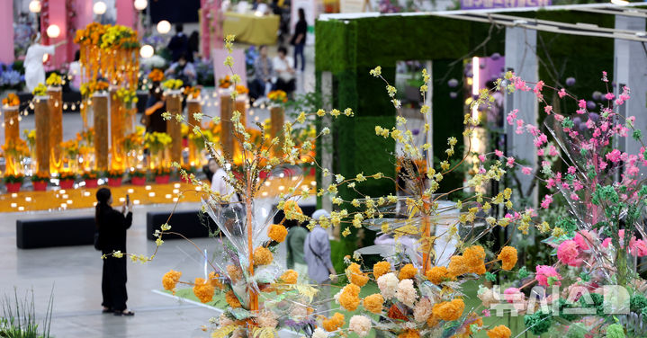 [대구=뉴시스] 이무열 기자 = 5일 대구 북구 엑스코에서 열린 제16회 대구꽃박람회를 찾은 관람객들이 다양하게 전시된 꽃을 관람하며 즐거운 시간을 보내고 있다. 2025.06.05. lmy@newsis.com