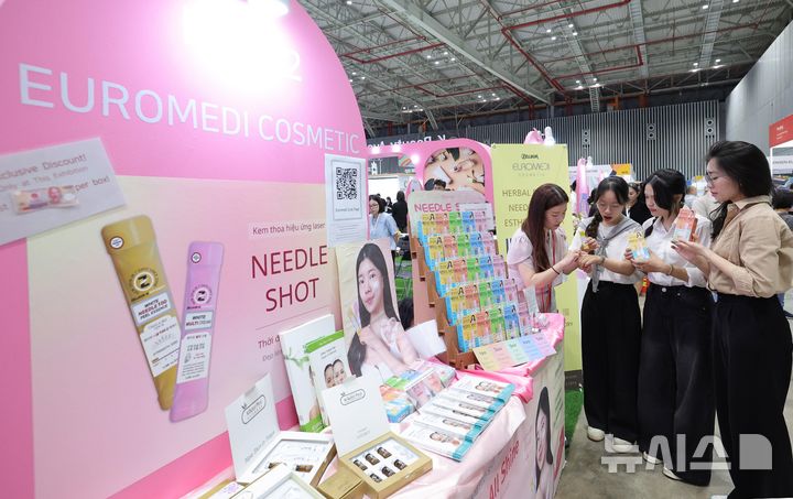 [호치민=뉴시스] 사진공동취재단 = 5일 베트남 호치민 SECC전시장에서 한국무역협회 주관 코엑스 주최로 열린 2025 베트남 국제 프리미엄 소비재전(VIPREMIUM)을 찾은 관람객들이 전시상품을 시연 해보고 있다. 올해 전시회는 8일까지 열리며 뷰티, 패션, 리빙, 식품 등 다양한 소비재분야의 200여개 국내외 기업이 참가해 프리미엄 제품과 최신 라이프스타일을 선보인다. 2025.06.05. photo@newsis.com