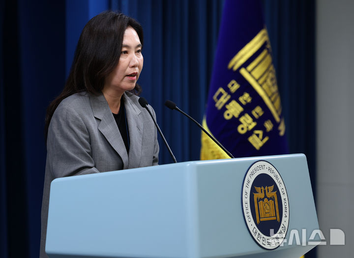[서울=뉴시스] 최진석 기자 = 강유정 대변인이 5일 서울 용산 대통령실 청사에서 이재명 대통령의 이완규, 함상훈 헌법재판관 지명 철회 관련 브리핑을 하고 있다. 2025.06.05. myjs@newsis.com