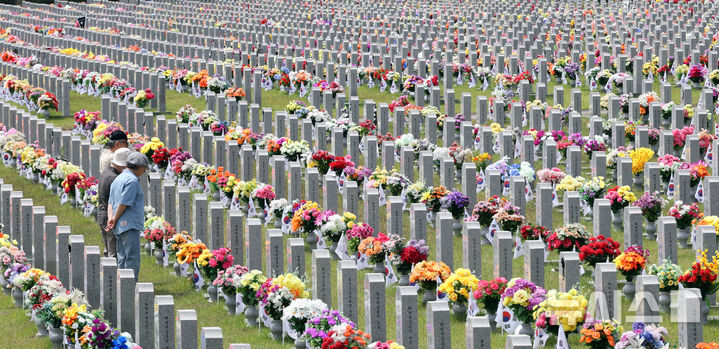 [대전=뉴시스] 강종민 기자 = 현충일을 하루 앞둔 5일 대전 유성구 국립대전현충원을 찾은 참배객들이 묘역에 참배하고 있다. 2025.06.05. ppkjm@newsis.com