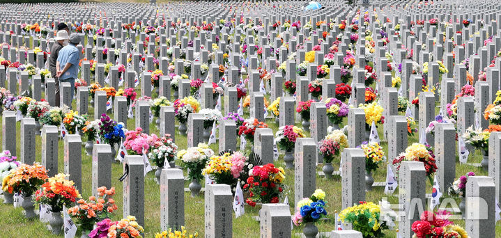 [대전=뉴시스] 강종민 기자 = 현충일을 하루 앞둔 5일 대전 유성구 국립대전현충원을 찾은 참배객들이 묘역에 참배하고 있다. 2025.06.05. ppkjm@newsis.com