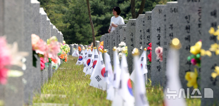 [대전=뉴시스] 강종민 기자 = 현충일을 하루 앞둔 5일 대전 유성구 국립대전현충원을 찾은 참배객들이 묘역에 참배하고 있다. 2025.06.05. ppkjm@newsis.com