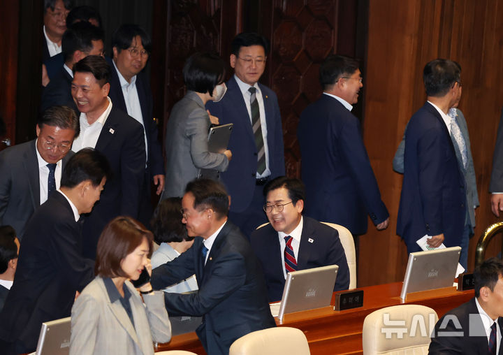 [서울=뉴시스] 조성우 기자 = 박찬대 더불어민주당 당대표 직무대행 겸 원내대표 등 당 소속 의원들이 5일 오후 서울 여의도 국회에서 열린 제426회 국회(임시회) 제1차 본회의에 참석하고 있다. 2025.06.05. xconfind@newsis.com