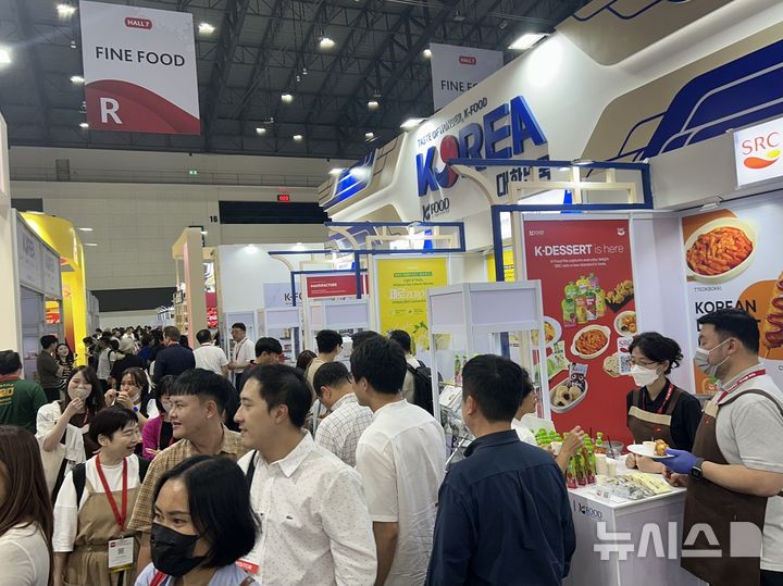 '2025 태국 방콕 식품박람회(THAIFEX 2025)'장에 문을 연 한국식품관이 방문객으로 북적이고 있다. (사진=aT 제공) photo@newsis.com