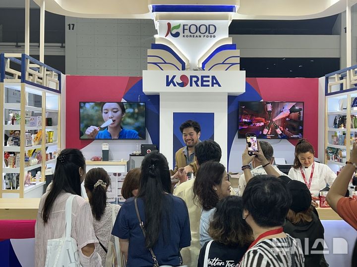 '2025 태국 방콕 식품박람회(THAIFEX 2025)'장에 문을 연 한국식품관이 방문객으로 북적이고 있다. (사진=aT 제공) photo@newsis.com