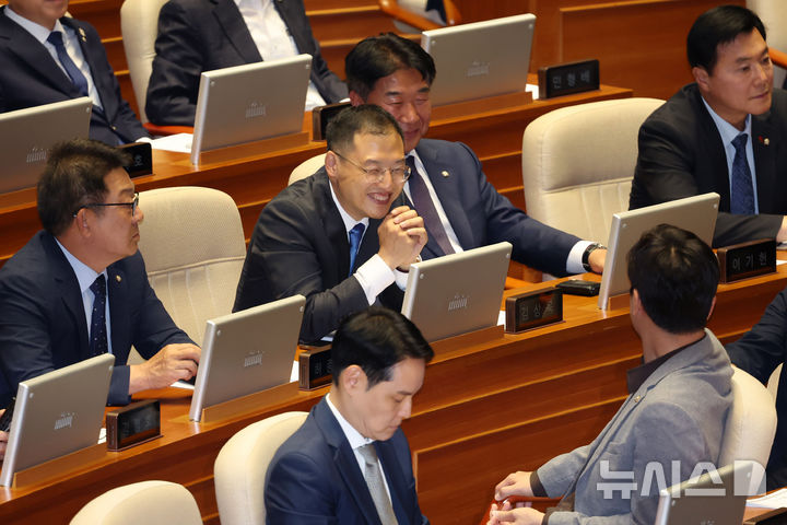 [서울=뉴시스] 조성우 기자 = 김상욱 더불어민주당 의원이 5일 오후 서울 여의도 국회에서 열린 제426회 국회(임시회) 제1차 본회의에 참석해 동료 의원들과 대화하고 있다. 2025.06.05. xconfind@newsis.com