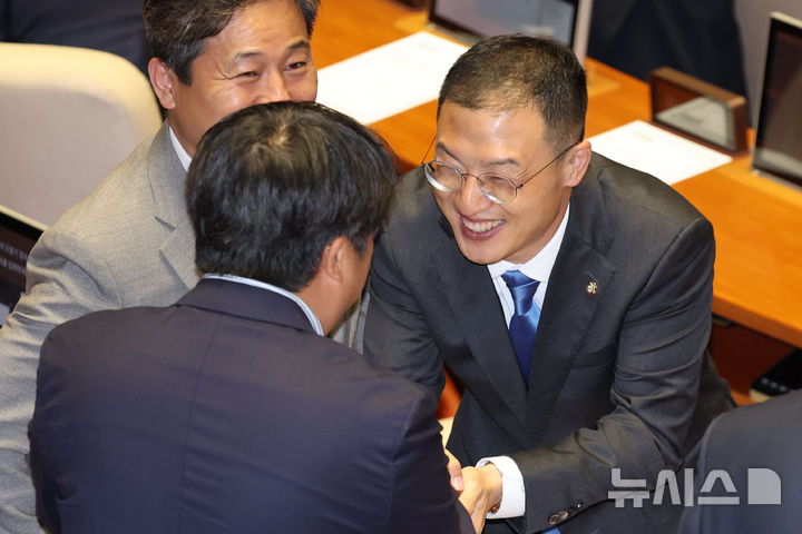 [서울=뉴시스] 권창회 기자 = 김상욱 더불어민주당 의원이 5일 서울 여의도 국회에서 열린 제426회 국회(임시회) 제1차 본회의 시작 전 의원들과 인사하고 있다. 2025.06.05. kch0523@newsis.com