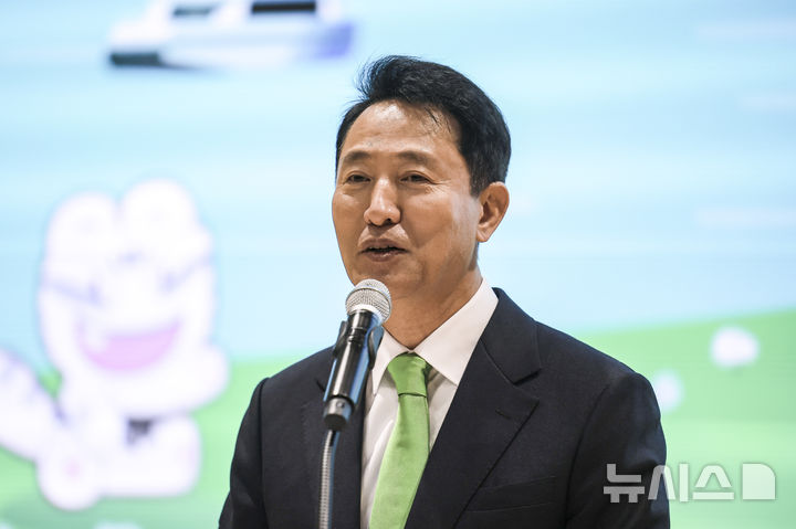 [서울=뉴시스] 정병혁 기자 = 오세훈 서울시장이 5일 서울 중구 서울시청에서 열린 2025년 환경의날 기념 서울특별시 환경상 시상식에서 격려사를 하고 있다. 2025.06.05. jhope@newsis.com