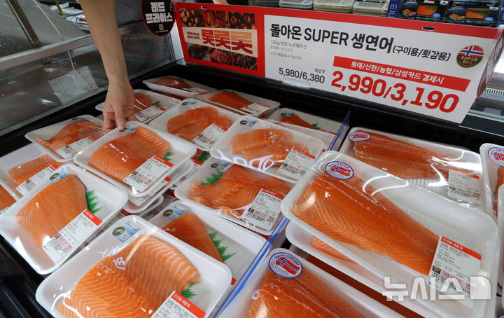 [서울=뉴시스] 롯데레드페스티벌 행사가 시작된 지난해 6월 오후 서울 중구 롯데마트 서울역점을 찾은 시민들이 장을 보고 있다. 미국 내 디젤(경유) 가격이 오르면서 신선식품 유통업체들도 추가 비용을 부과하고 있다고 31일(현지 시간) 뉴욕타임스(NYT)가 보도했다. *사진은 본문과 관계 없음. (사진=뉴시스DB) 2026.04.01.