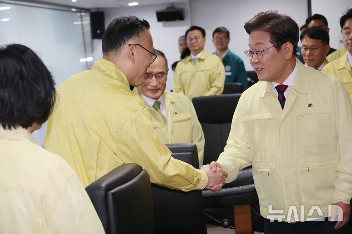 [서울=뉴시스] 고범준 기자 = 이재명 대통령이 5일 서울 용산구 대통령실 청사에서 열린 안전치안점검회의에서 참석자들과 인사를 하고 있다. (대통령실통신사진기자단) 2025.06.05. bjko@newsis.com