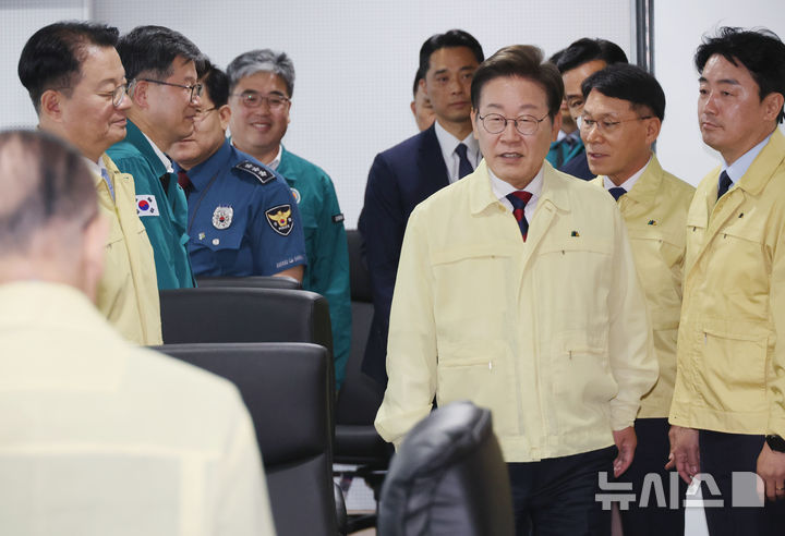 [서울=뉴시스] 고범준 기자 = 이재명 대통령이 5일 서울 용산구 대통령실 청사에서 열린 안전치안점검회의에 입장하고 있다. (대통령실통신사진기자단) 2025.06.05. bjko@newsis.com