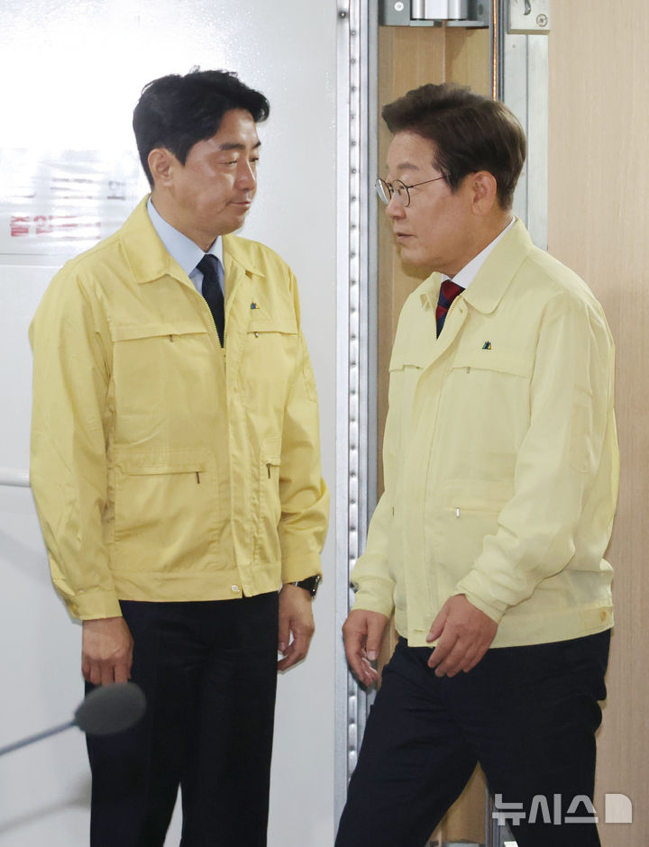 [서울=뉴시스] 고범준 기자 = 이재명 대통령이 5일 서울 용산구 대통령실 청사에서 열린 안전치안점검회의에 입장하고 있다. (대통령실통신사진기자단) 2025.06.05. bjko@newsis.com